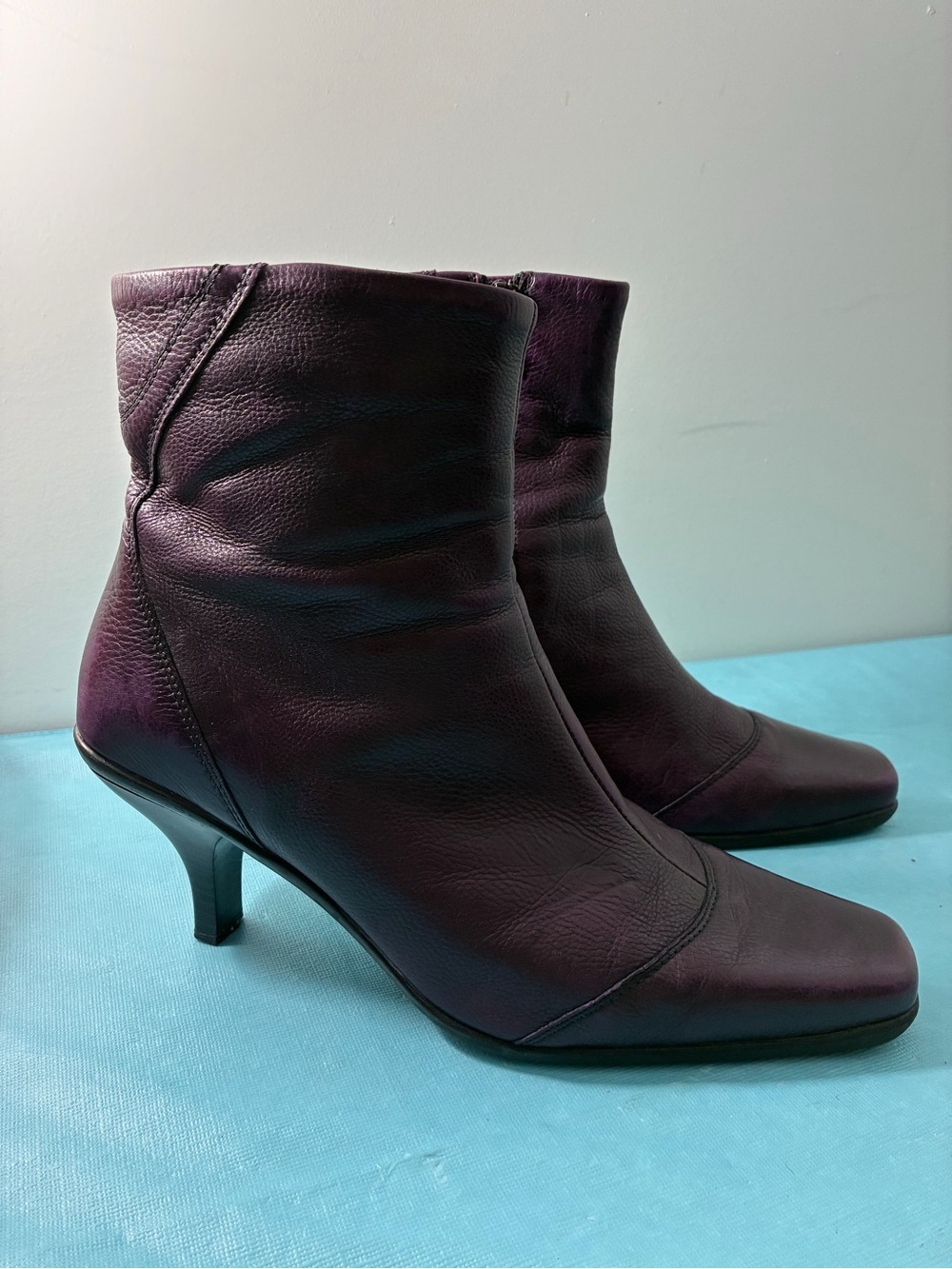 La Canadienne Women's Waterproof Leather Ankle Boots in Deep Plum Grape Size 9
